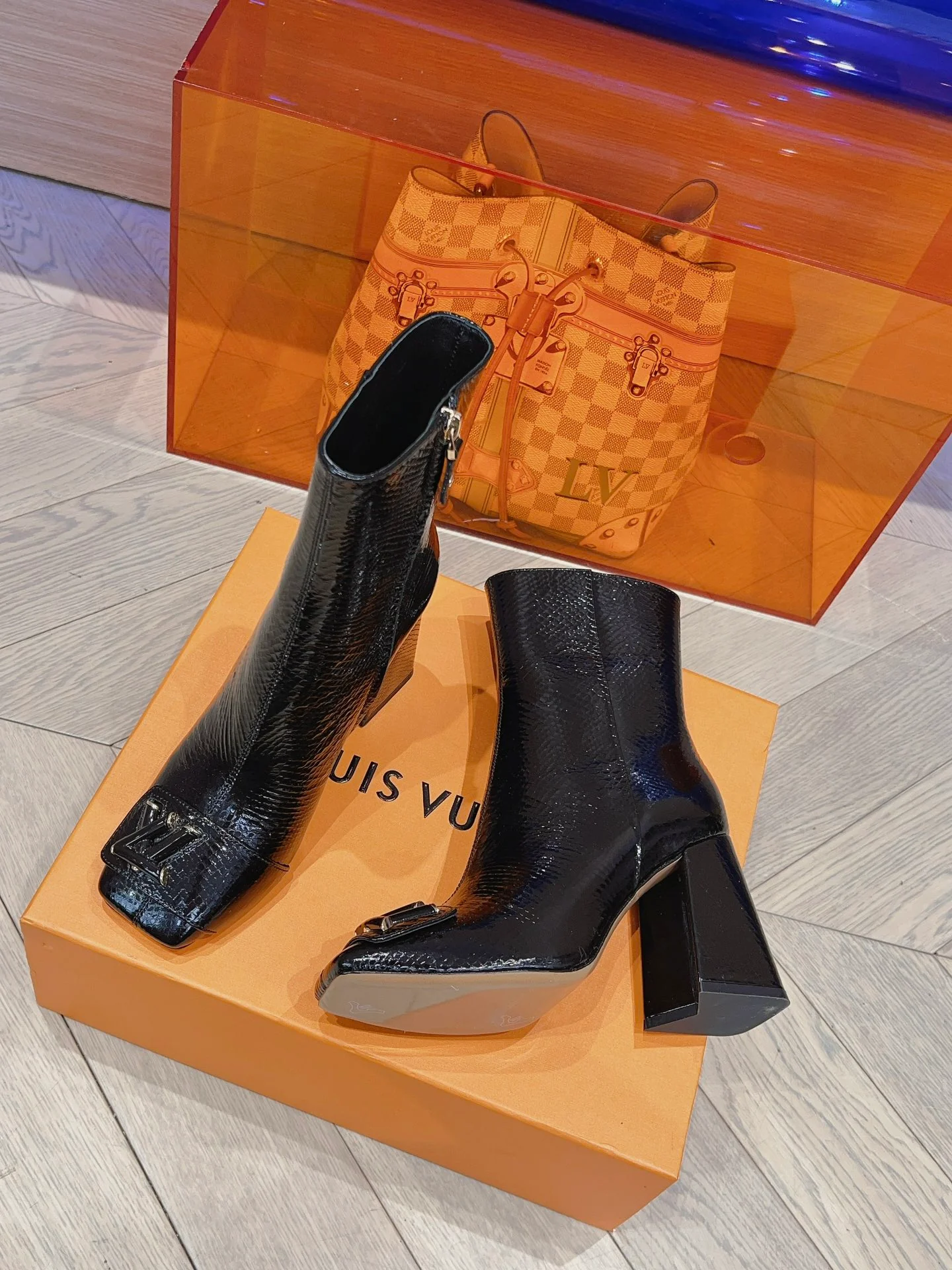 Новинка сезона осень/зима 2023 от LV - Ботильоны с подиума - Ботильоны на массивном высоком каблуке - Черный змеиный принт