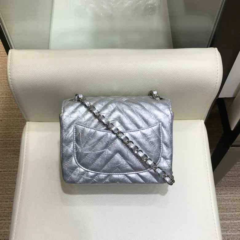 Коллекция Chanel Весна/Лето 2018 - Плиссированная металлизированная кожа - Телячья кожа - Сумка CF - 17 см