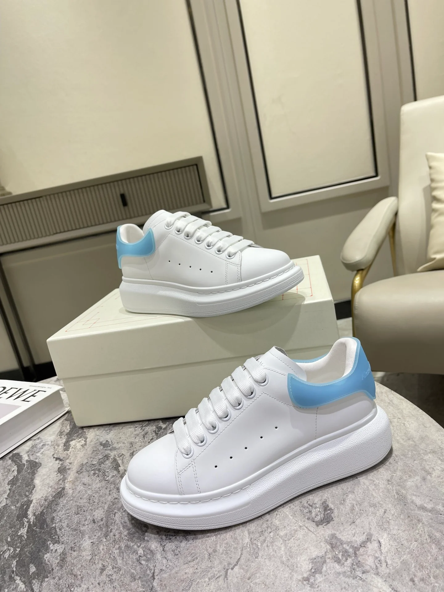 Кроссовки McQueen 2022 года, новая модель, классические белые, с приклеенной пяткой.