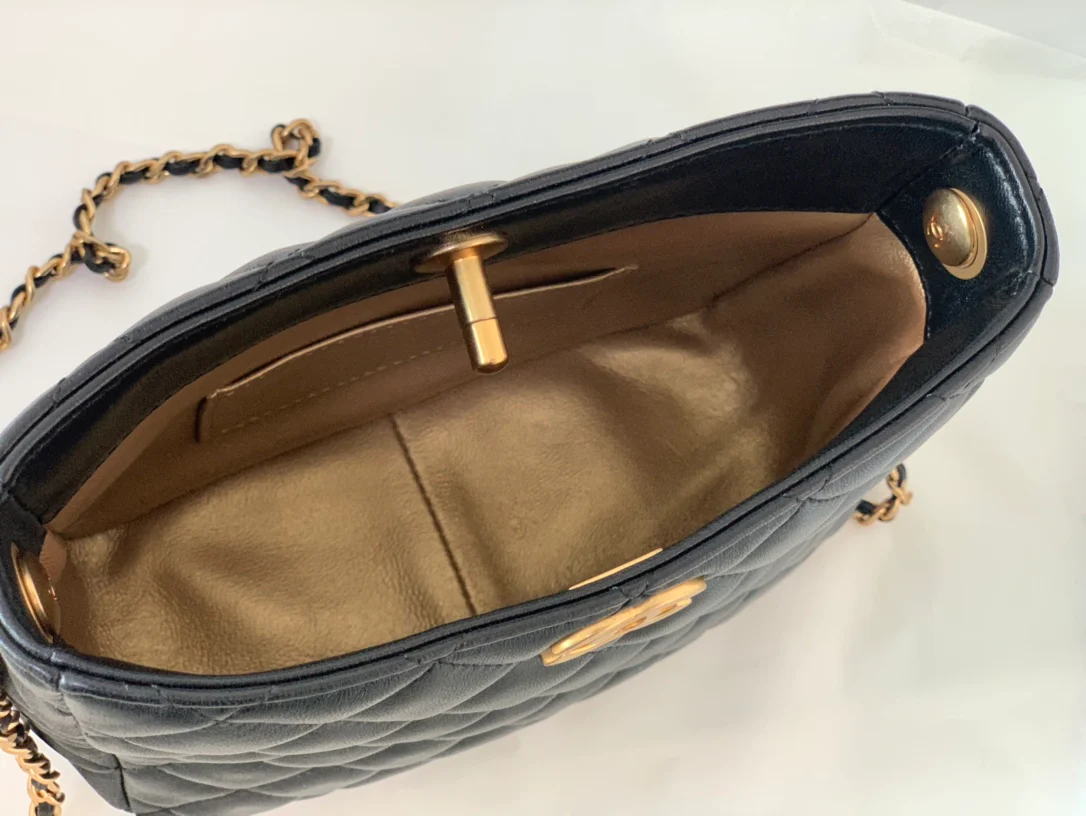 Коллекция Chanel Весна/Лето 2022 - Сумка-хобо Golden Globe - Маленькая - 1