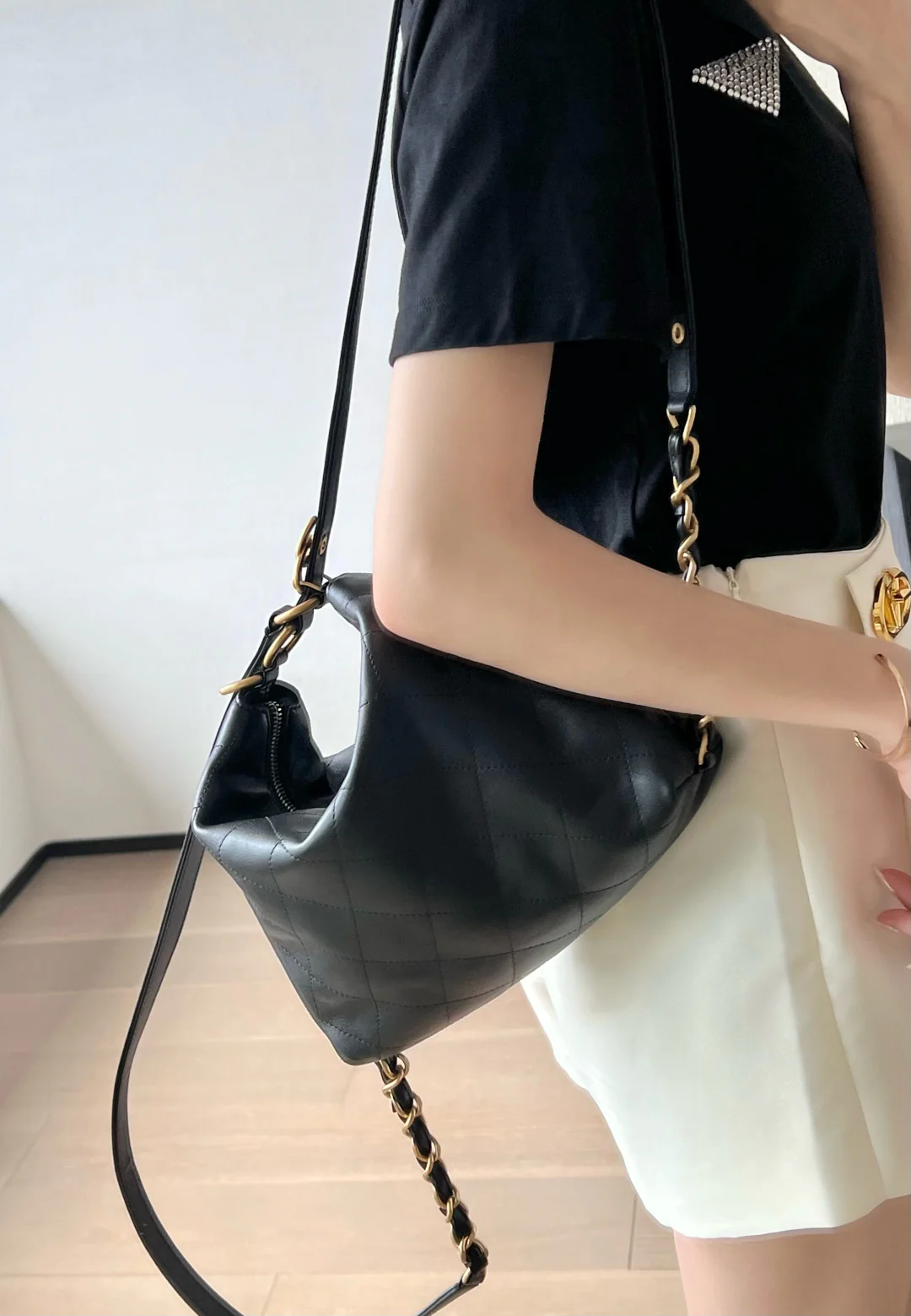 Рюкзак Chanel весна/лето 2020, маленький, черный с золотой пряжкой.