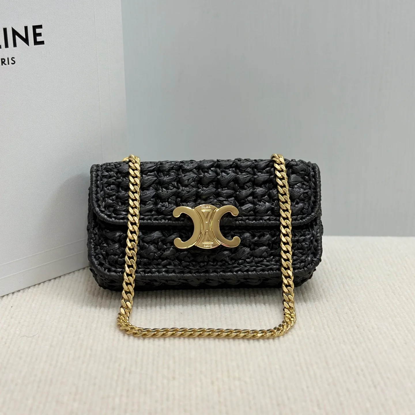 Сумка Celine Triomphe с плетеной цепочкой через плечо