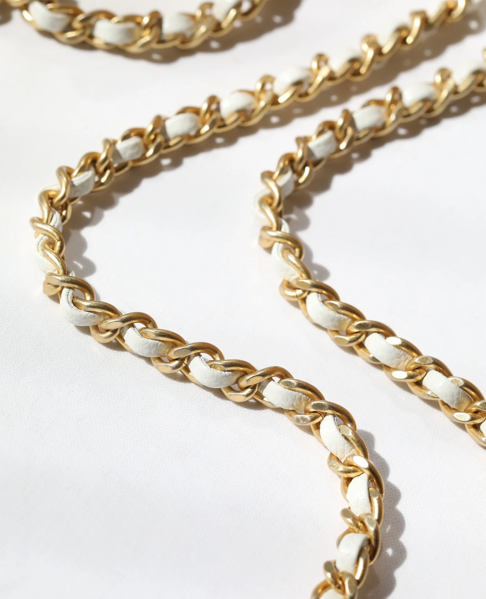 Мини-сумочка Chanel с ручкой и клапаном, белая.