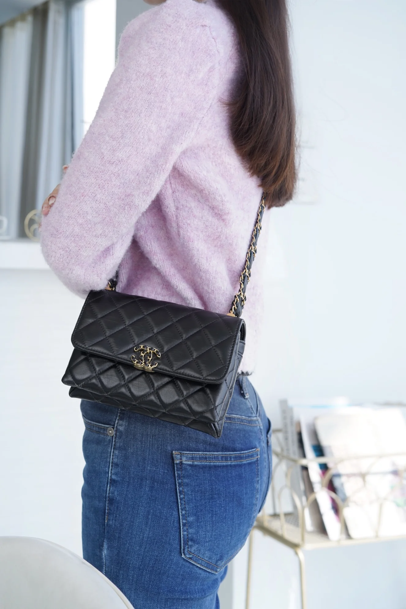 Коллекция Chanel осень/зима - 19 - Сумка ?Тофу? - Черная, широкий плечевой ремень, мятая кожа