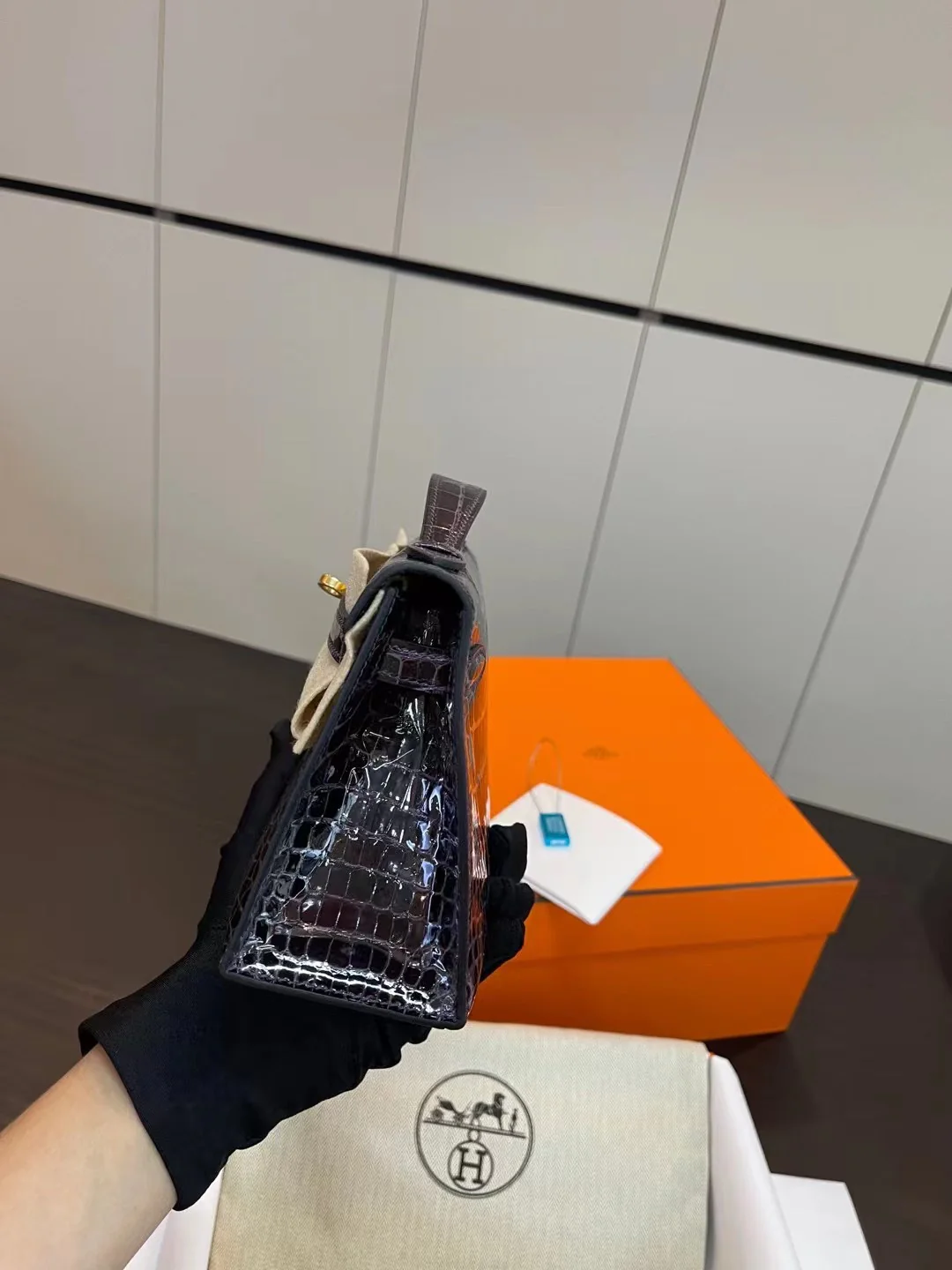 Миниатюрная пряжка Hermes Kelly 1-го поколения из кожи аллигатора, 9 г, с аметистом и золотом.