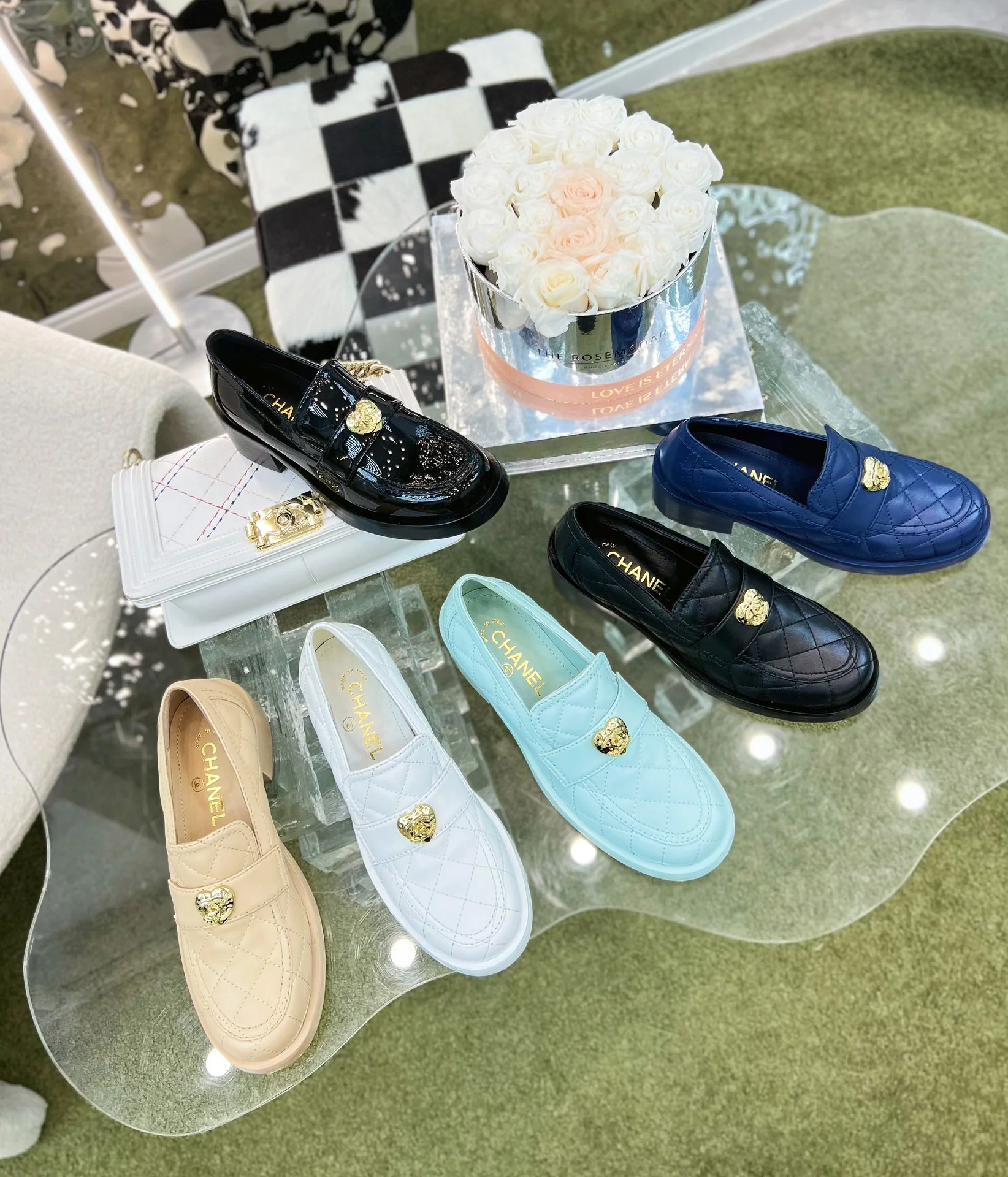 Новинка 2023 года от Chanel - Кожаные лоферы в форме сердца - Абрикосовый цвет