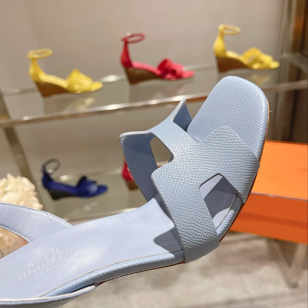 Новинка весны 2022 года от Hermes - сандалии на высоком каблуке.