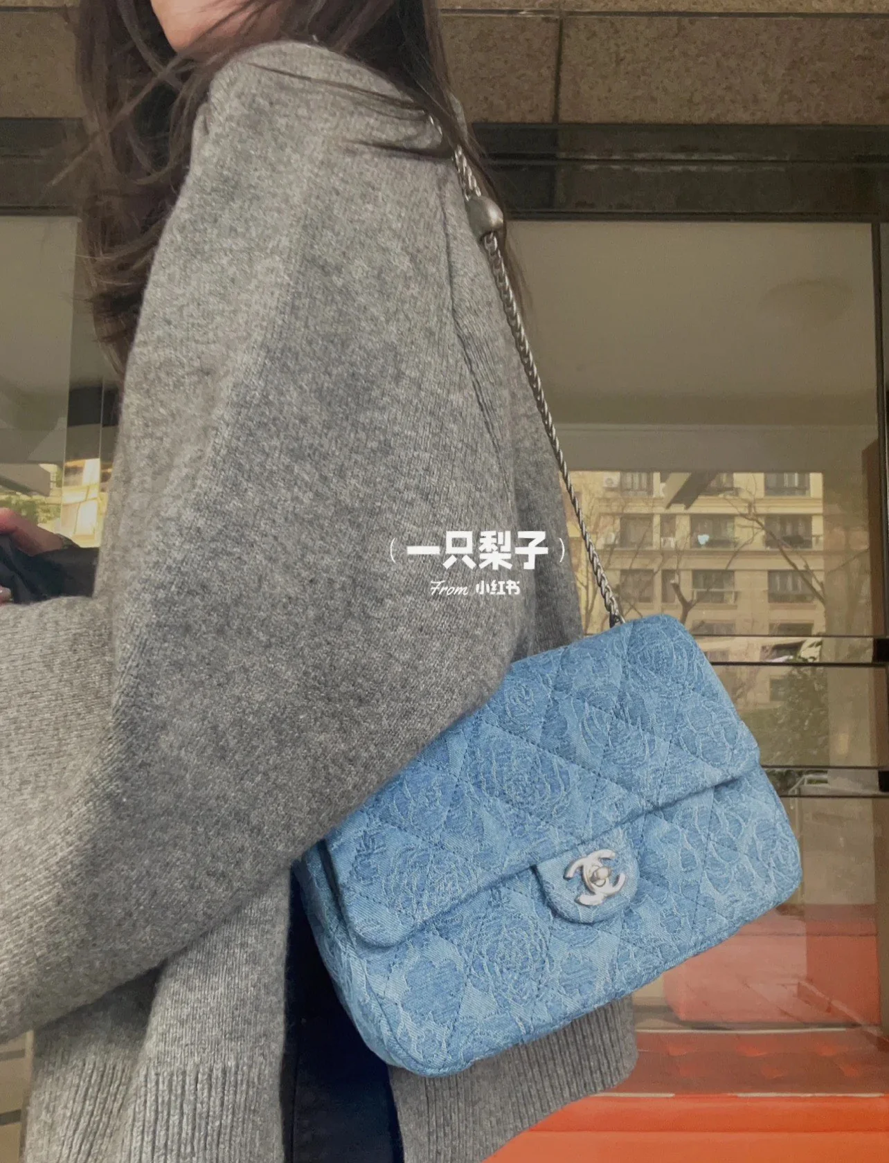 Коллекция Chanel Весна/Лето 2023 - Джинсовый узел в форме сердца с камелией - Квадратный - Светло-голубая серебряная пряжка - 24 см