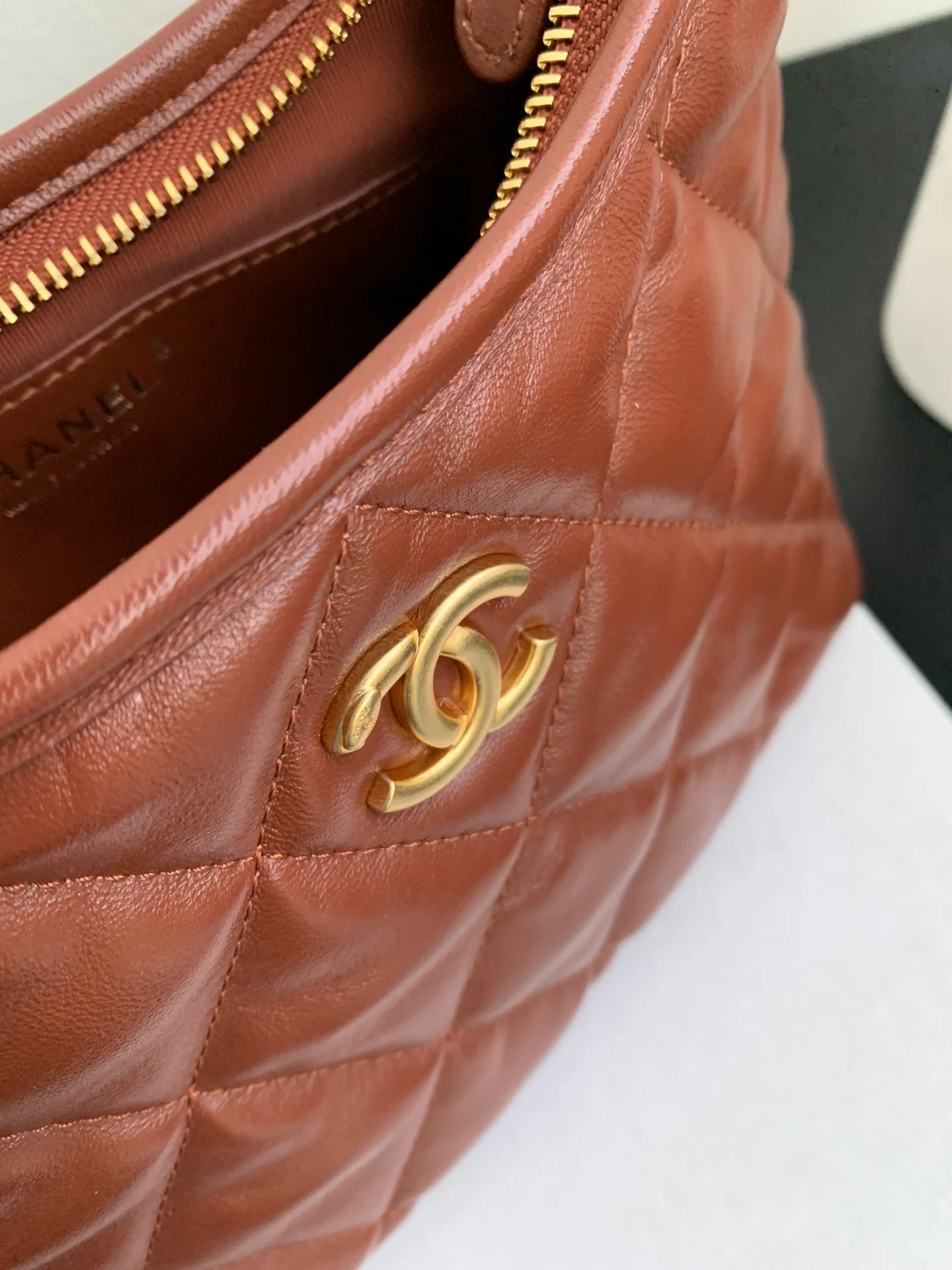 Сумка Chanel на плечо с массивной цепочкой - красная