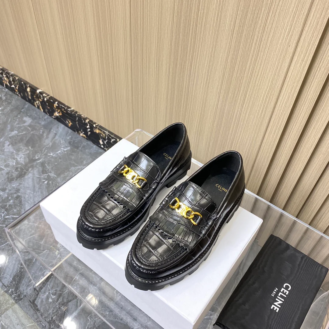 Лоферы Celine на платформе с крокодиловым рисунком