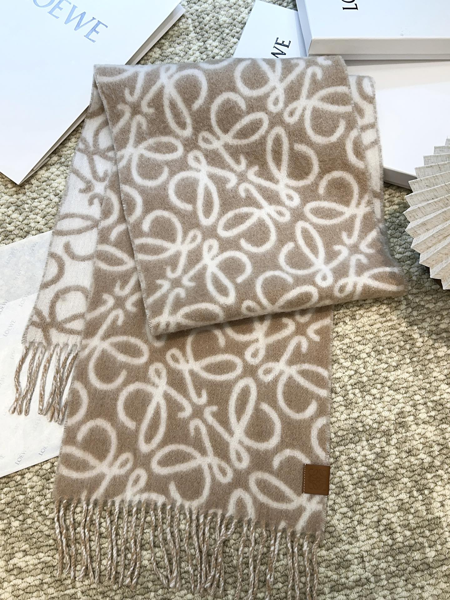 Шарф Loewe 2024 с логотипом по всей поверхности - коричневый