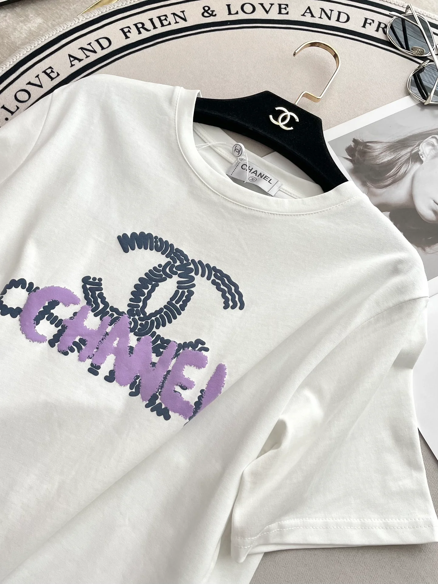 Футболка Chanel 2404 с перекрывающимся логотипом, с короткими рукавами, белая.