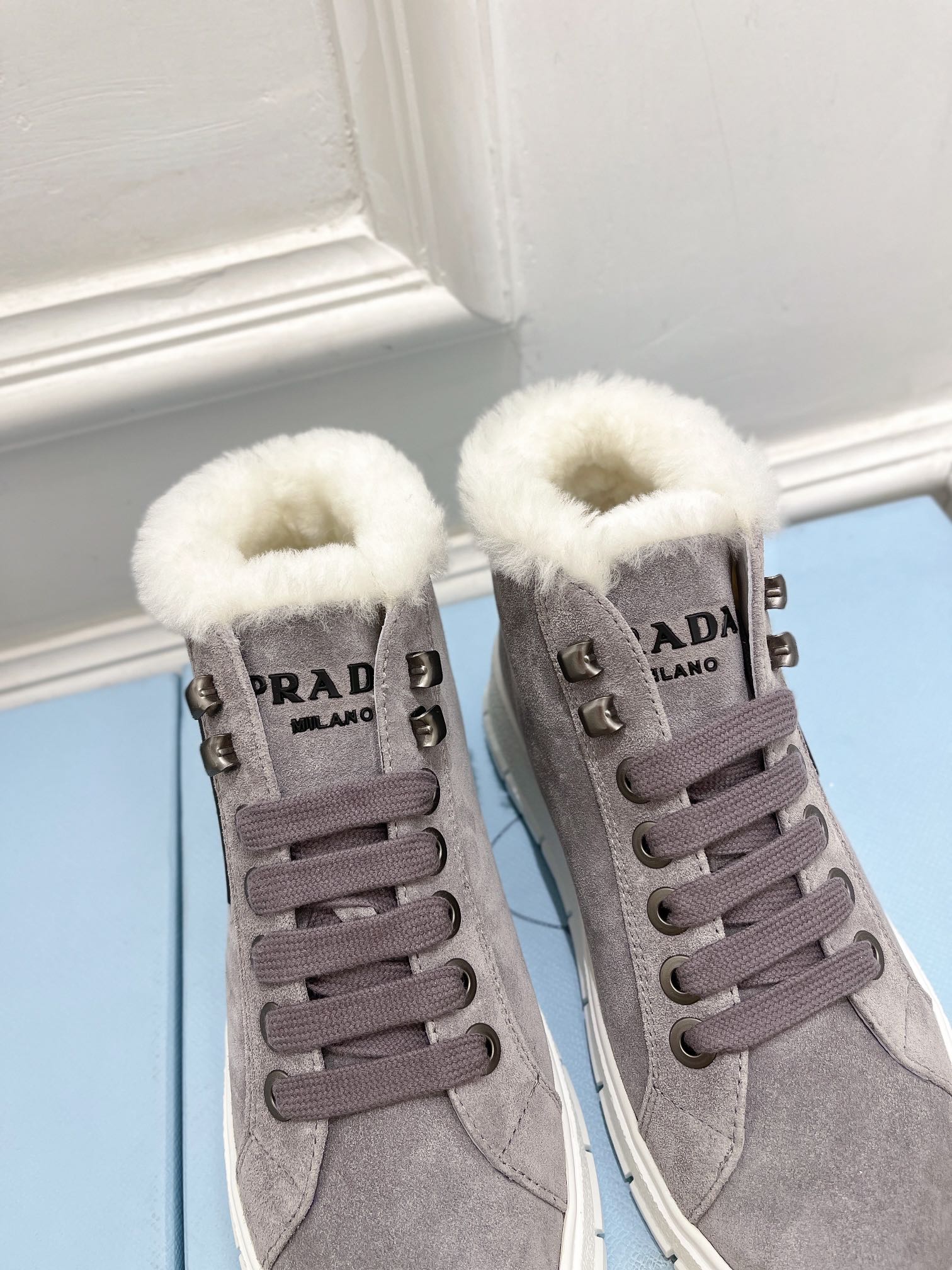 Prada в стиле подиума - Повседневные высокие шерстяные ботильоны - Серые