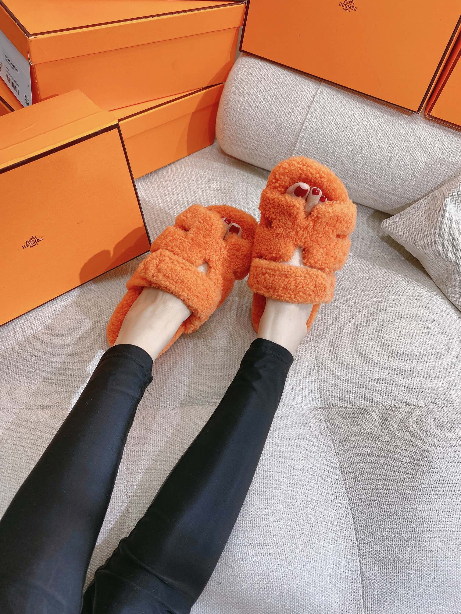 Новинка осенне-зимней коллекции Hermes 2022 — Домашние тапочки H-образной формы из овечьей шерсти и кожи (фотографии в носке).