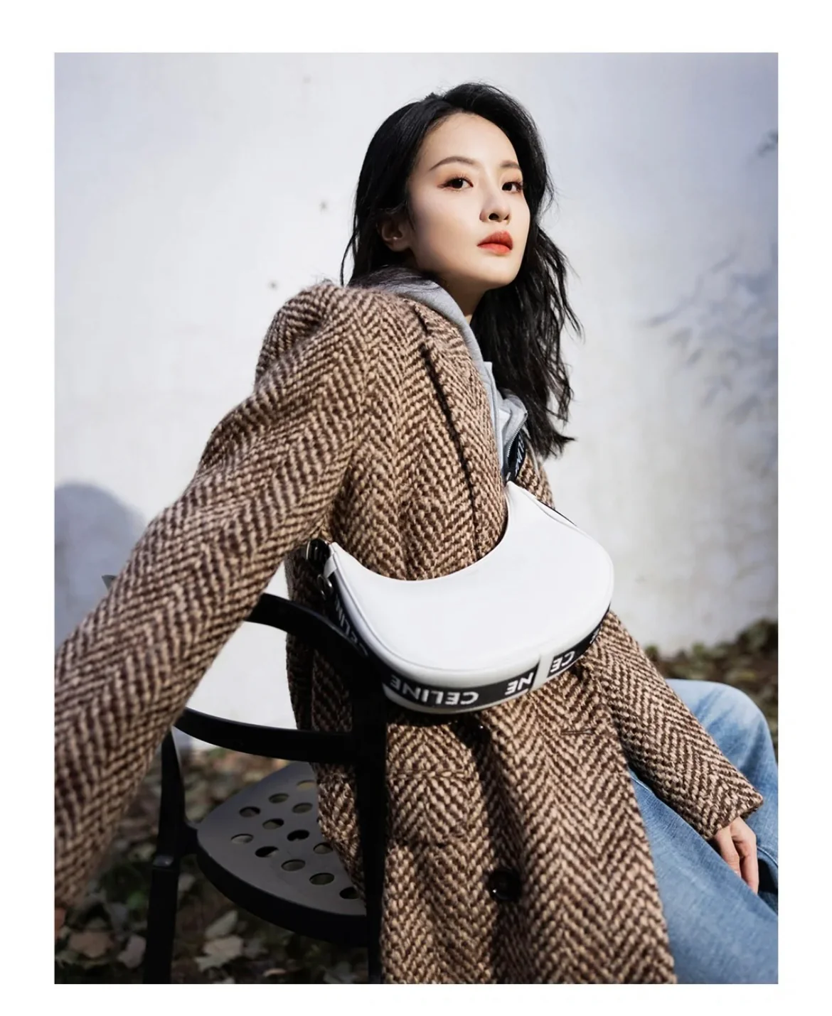 Сумка Celine через плечо - холщовая, с логотипом и плечевым ремнем - белая