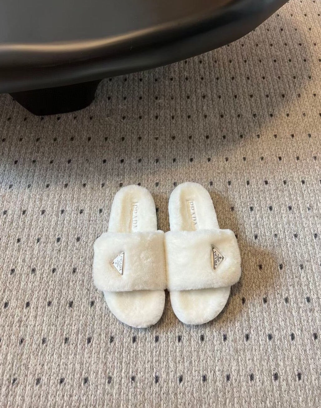 Новинка сезона осень/зима 2023 от Prada - Шерстяные тапочки - Треугольный логотип сбоку - Белые
