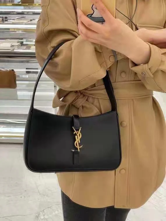 Сумка-седло YSL - черная с золотой фурнитурой - из гладкой кожи.