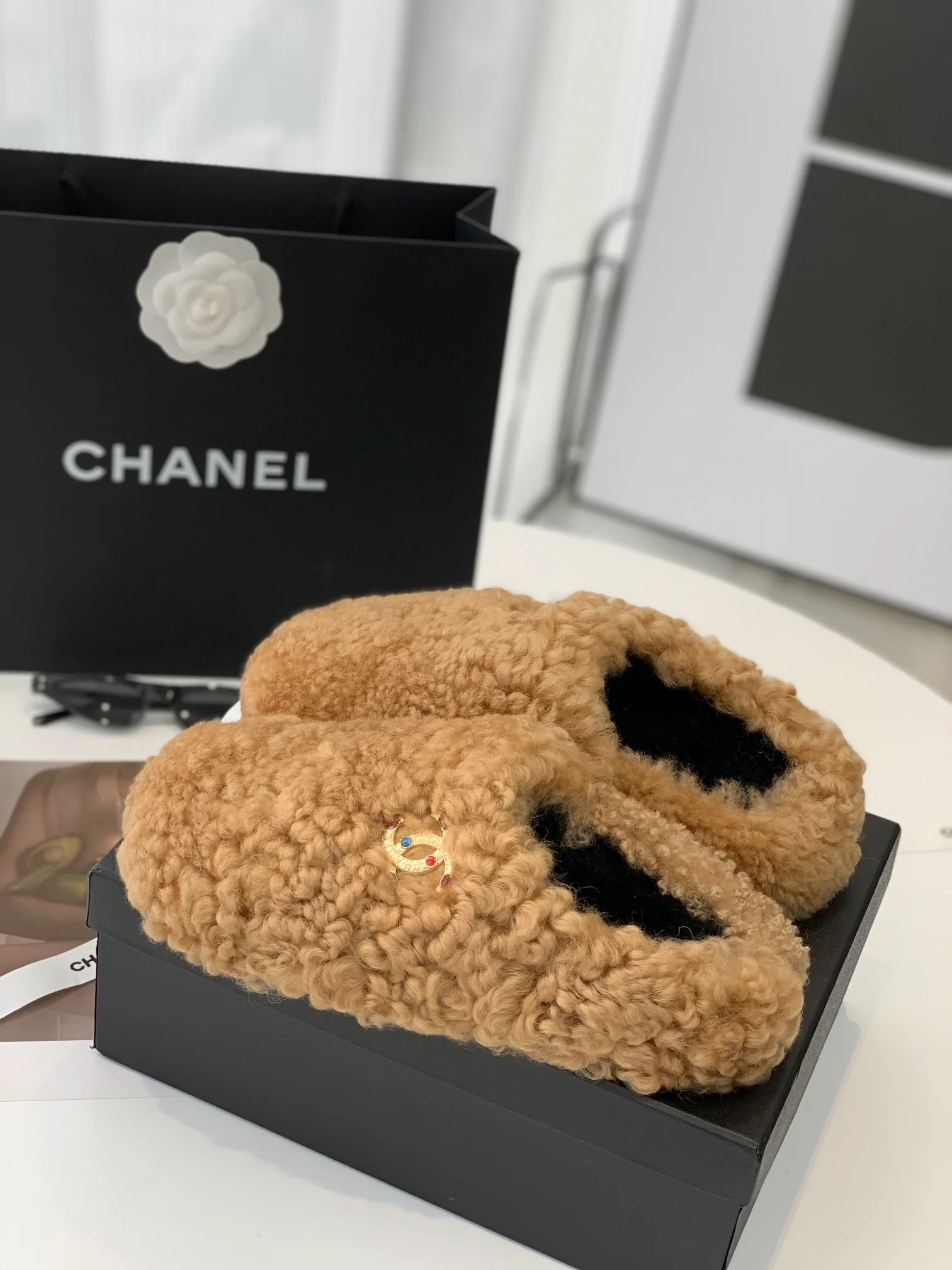 Шерстяные тапочки Chanel 2022 с металлическим логотипом и драгоценными камнями - Размеры 35-39-40-41 (изготовление на заказ) - 1 шт.