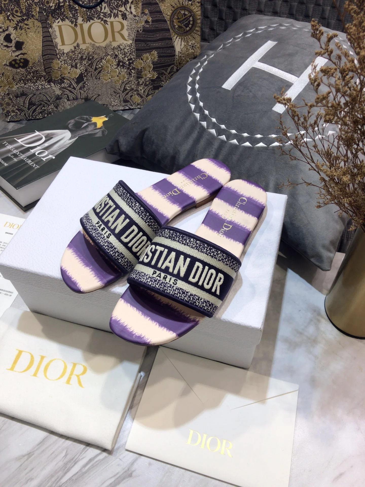 Новинка весенней коллекции Dior 2022 года - Вышитые тапочки - Фиолетовые в полоску