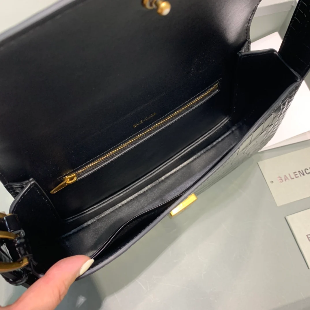 Сумка Balenciaga Ghost Bag - сумка через плечо из коровьей кожи с тиснением под крокодила.