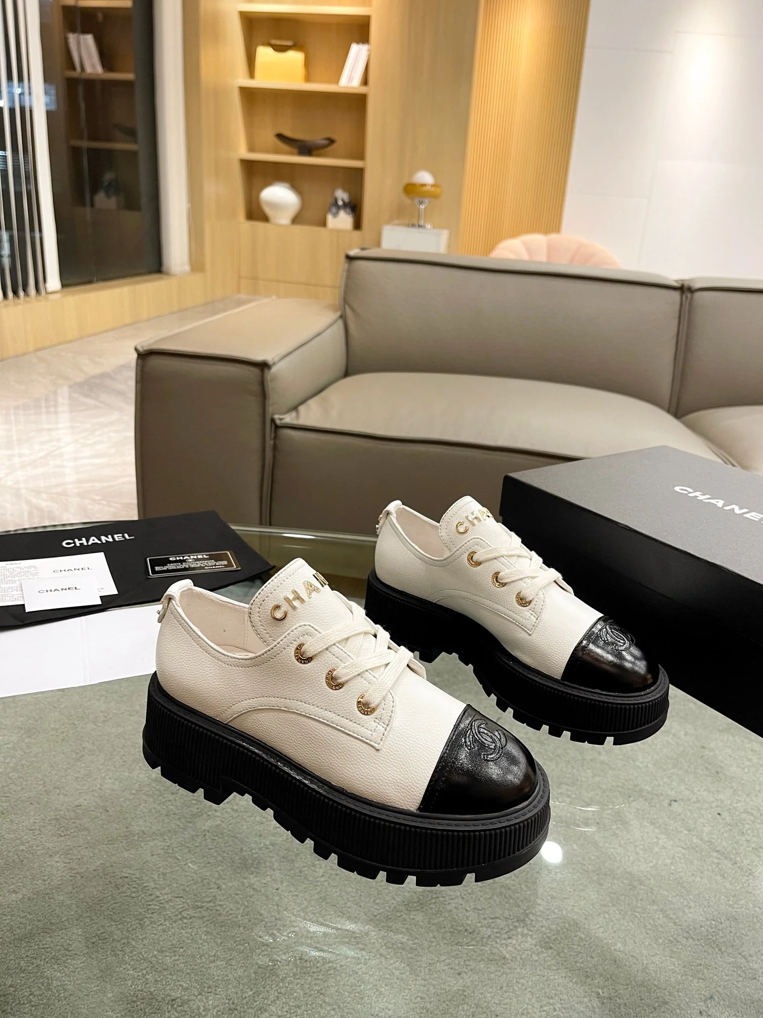 Новинка сезона осень/зима 2023 от Chanel - Лоферы на платформе - Белые