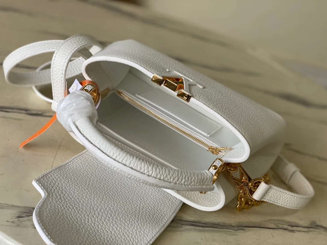 Кожаная сумка LV Capucines - белая.