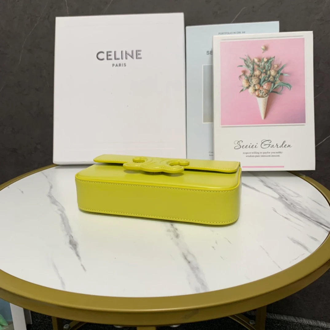 Сумка Celine с цепочкой под мышкой и тиснением в виде Триумфальной арки