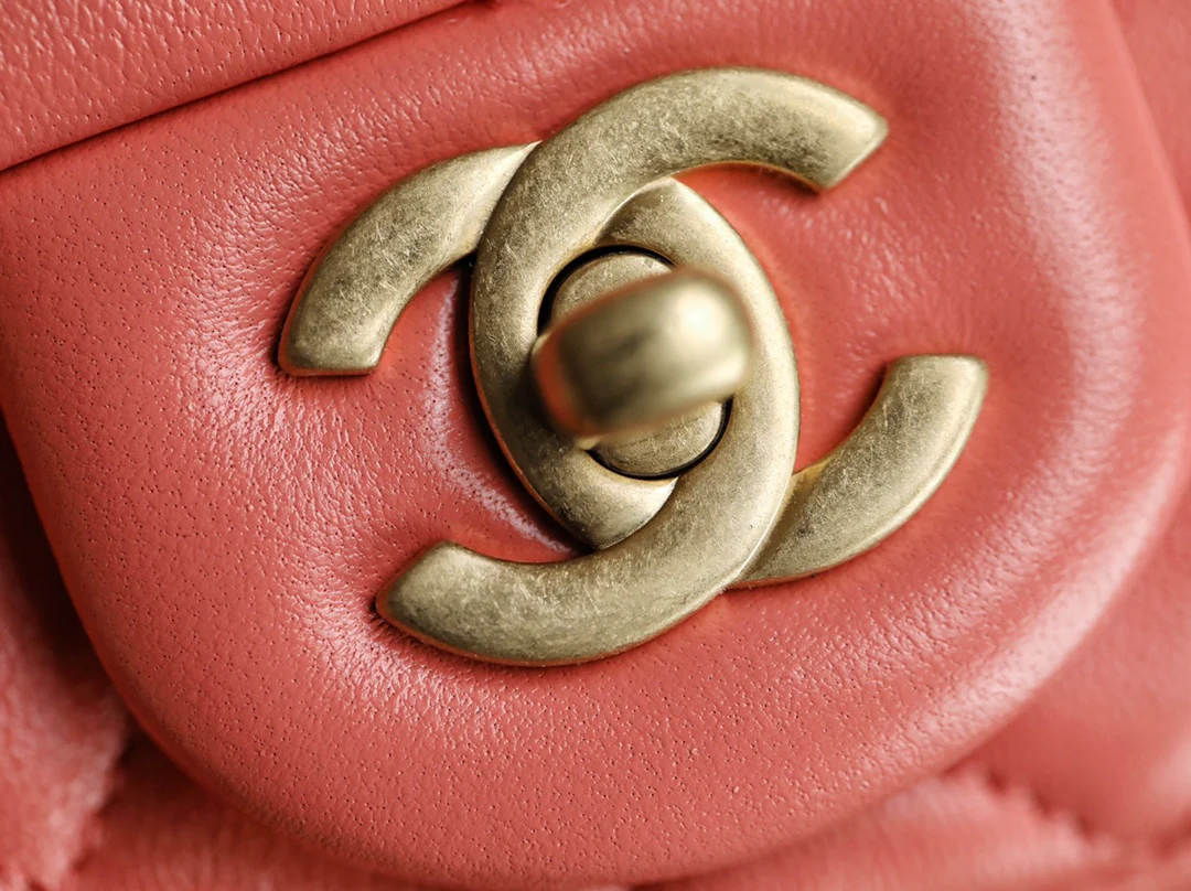 Сумка Chanel Gold Globe Square Fat Flap Bag - кораллово-розовая.