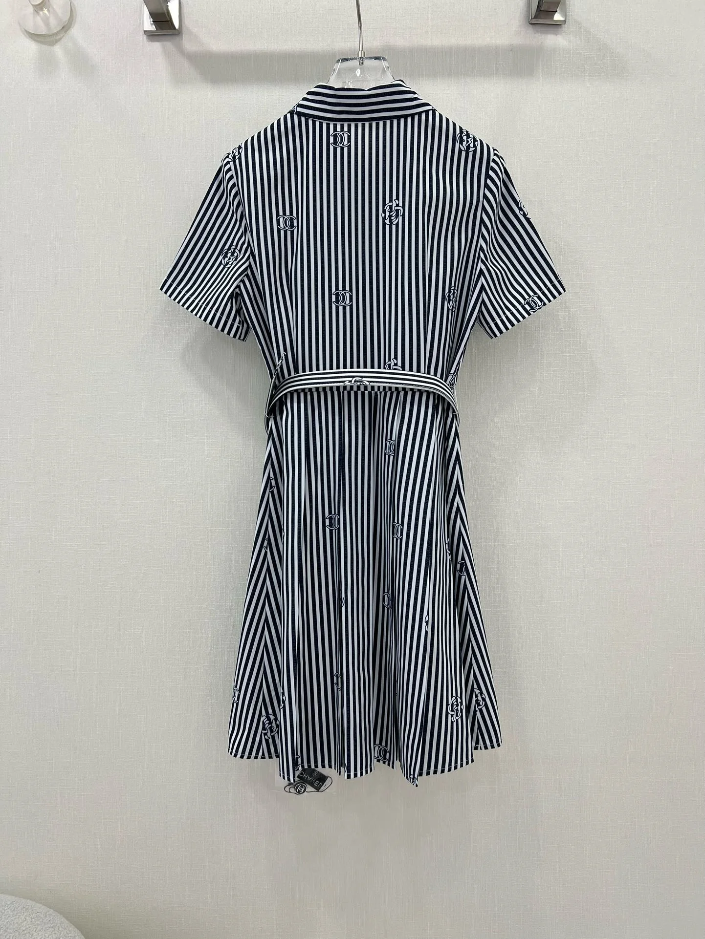 Новый комбинезон Chanel весна/лето 2024 с короткими рукавами, украшенный пайетками и принтом — в полоску.