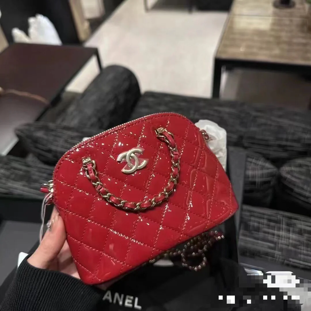Новинка сезона весна/лето 2023 от Chanel - сумка Shell из лакированной кожи - красная.