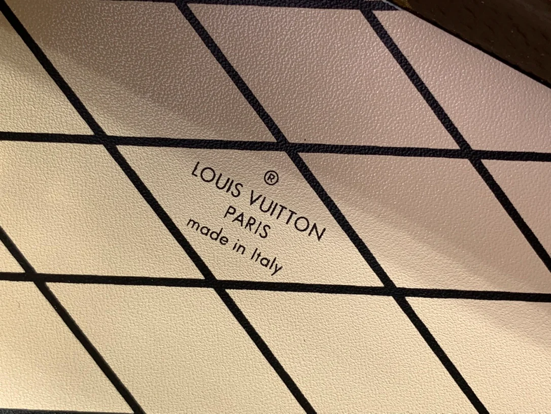 Косметичка LV Vanity Case, маленькая, из канваса, с цепочкой — коричневая.