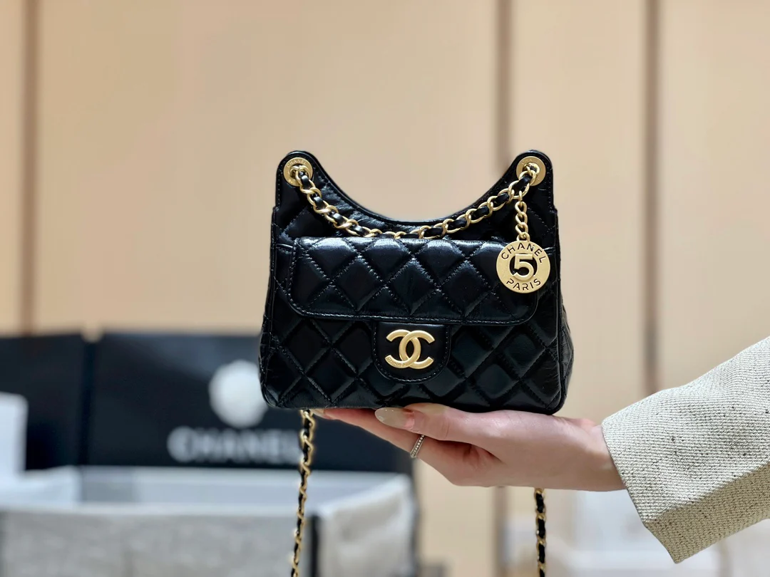 Сумка-хобо Chanel 23c из коллекции ?Ранняя весна? — черная кожа, обработанная маслом.