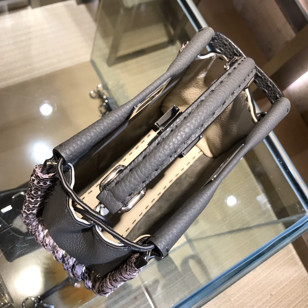 Мини-сумочка Fendi Peekaboo из серой кожи