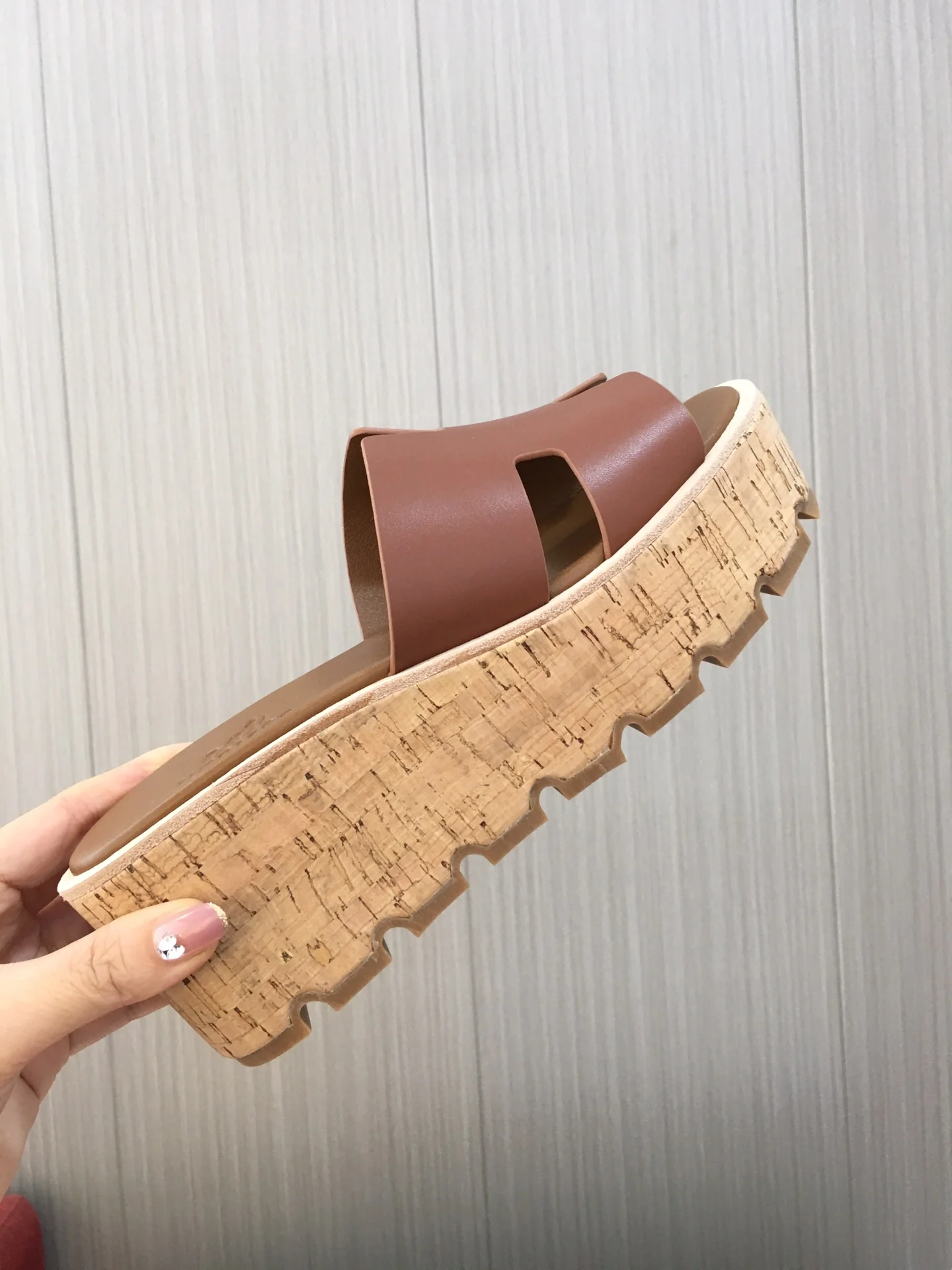 Новинка сезона весна/лето 2023 от Hermes - Кожаные тапочки на платформе с принтом пальм - Коричневые