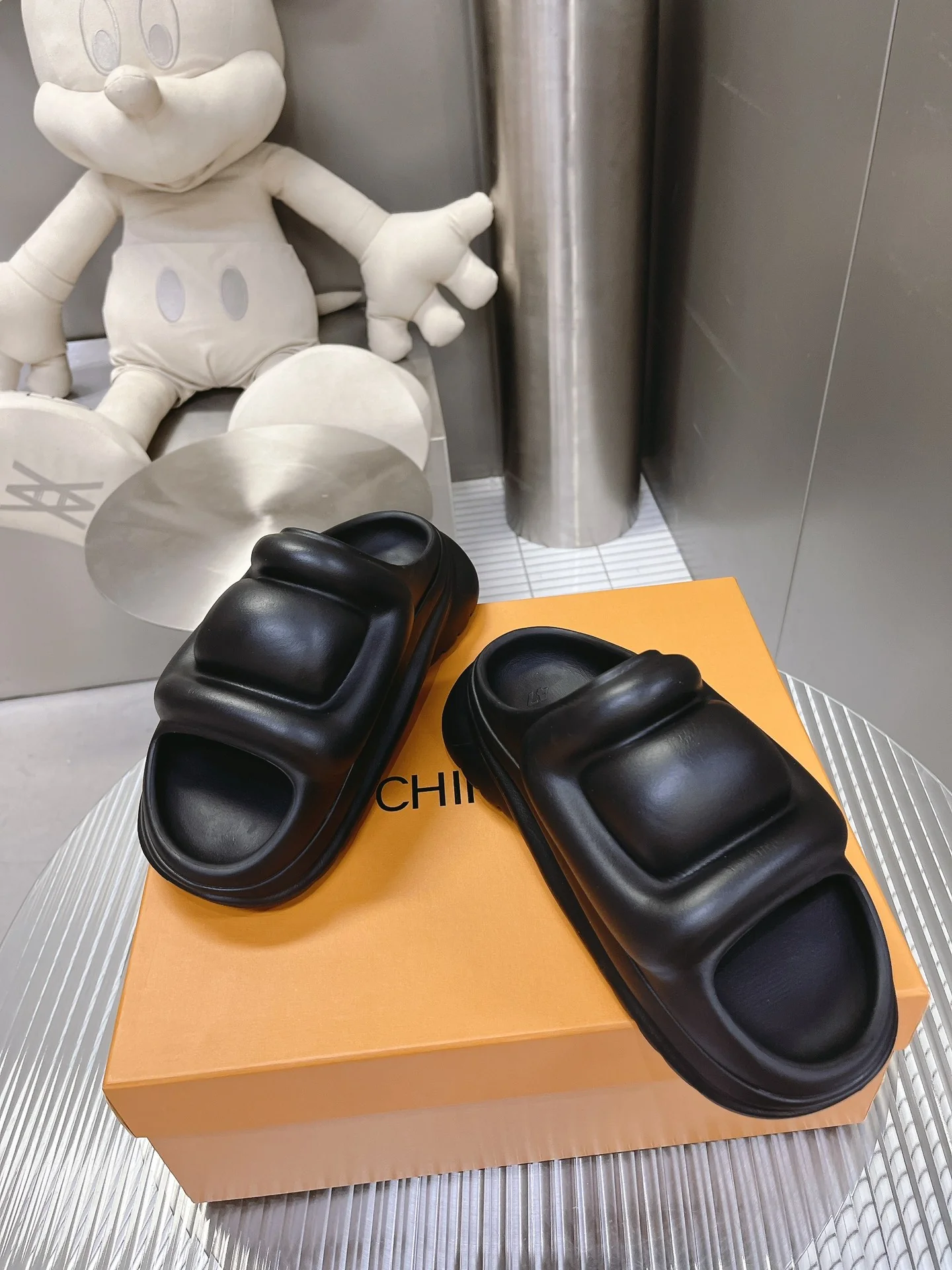 Новинка мужской коллекции LV весна/лето 2023 - Домашние тапочки в стиле хип-хоп - Черные