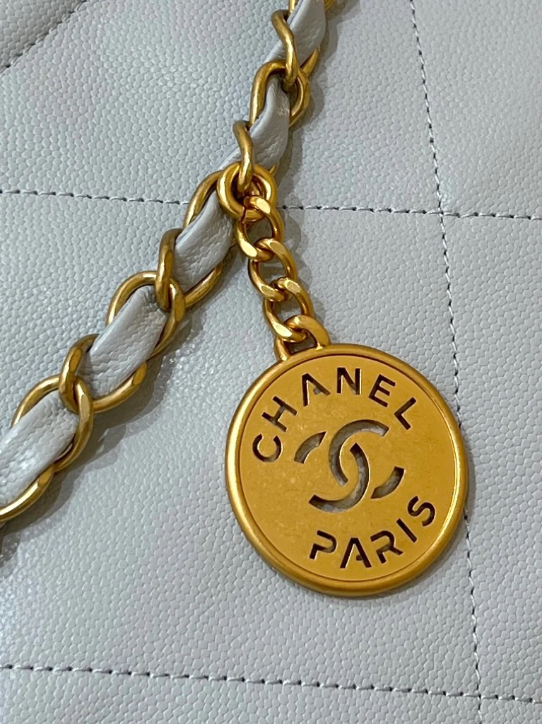 Chanel - Белая кожаная сумка длиной 22 дюйма с текстурой в виде шариков (в стиле мусорного мешка).