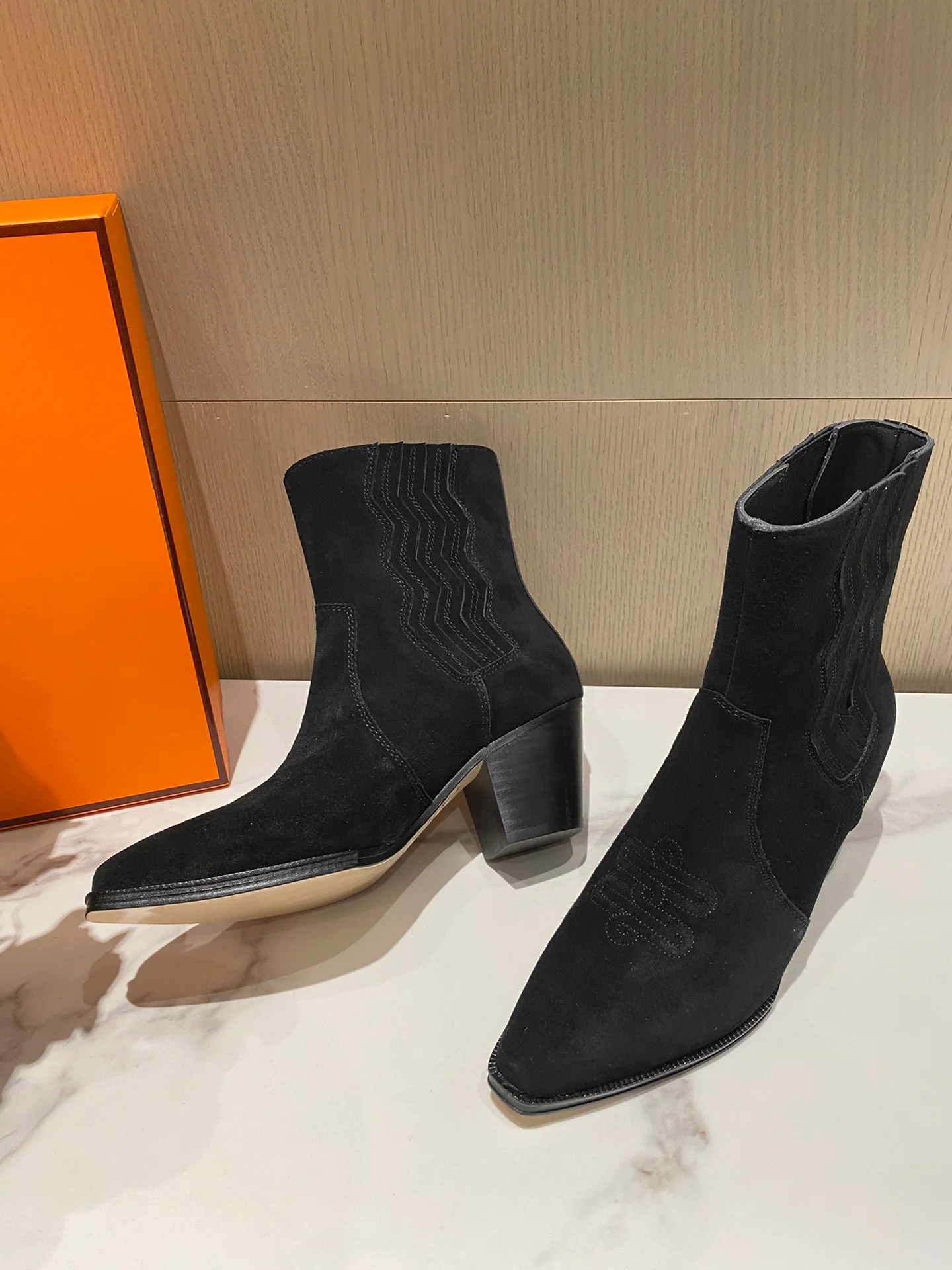 Новинка осенне-зимней коллекции Hermes - замшевые ботильоны - черные.