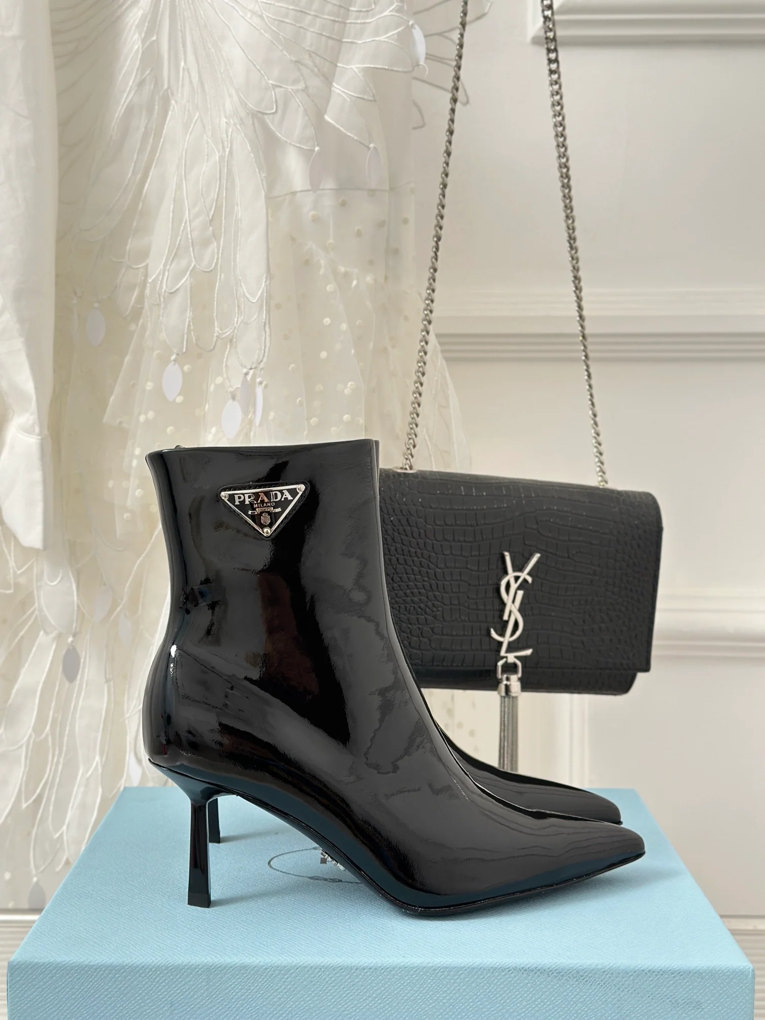 Новинка сезона осень/зима 2023 от Prada — Ботильоны с острым носком и треугольным логотипом — Черные