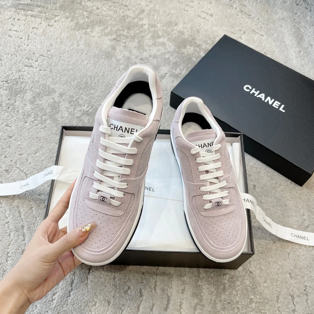 Новинка сезона весна/лето 2023 от Chanel - Кроссовки из телячьей кожи - Телесно-фиолетовые