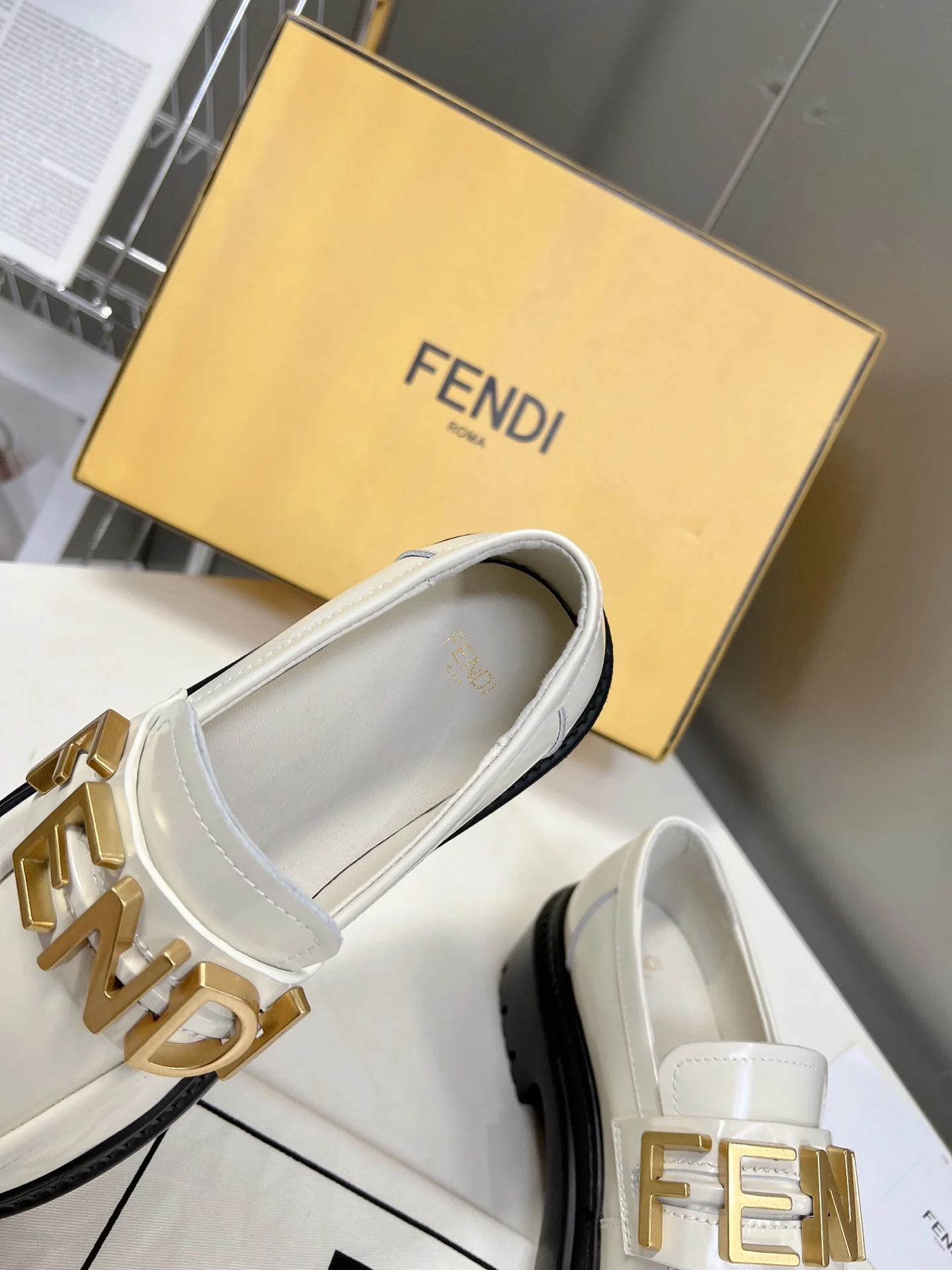Новинка весны 2022 года от Fendi - туфли Letter Afro - белые.