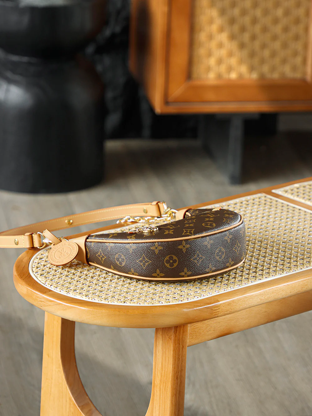 LV-m81098-loop Moon Bag