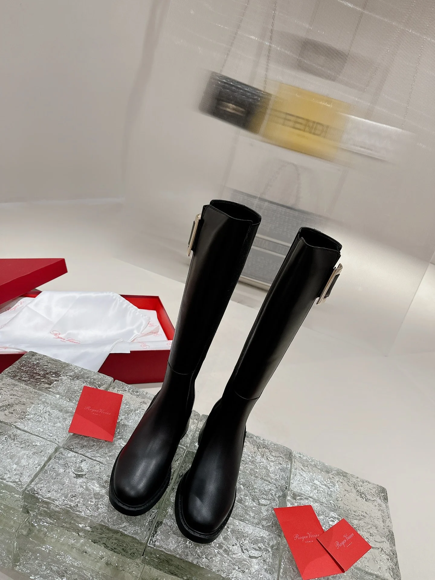 Длинные сапоги RV-2024 с золотой пряжкой - черные