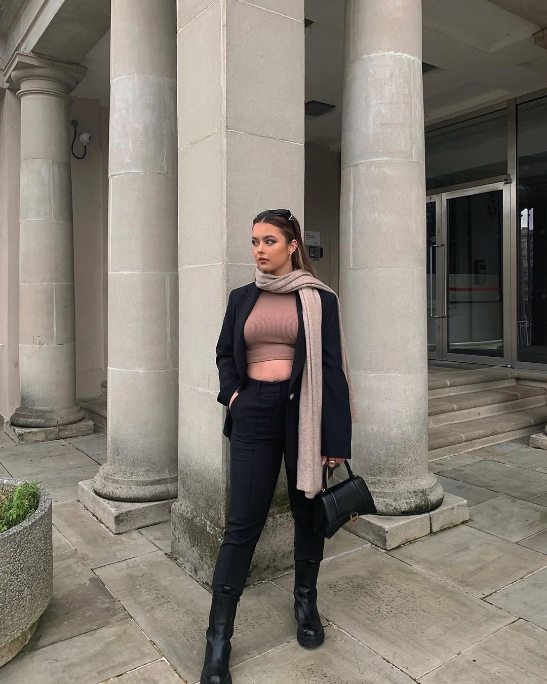 Сумка Balenciaga Hourglass — черная, из гладкой кожи, с золотой пряжкой — изображение опубликовано в сети.