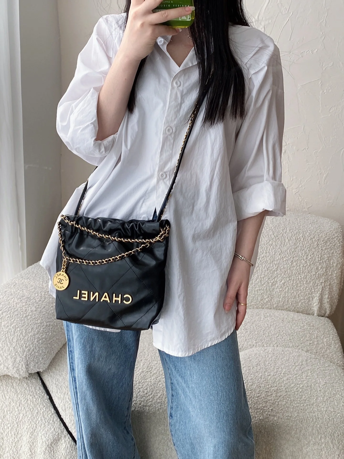 Новинка сезона весна/лето 2023 от Chanel - сумка 22 - мини - черно-золотая - фото в действии.