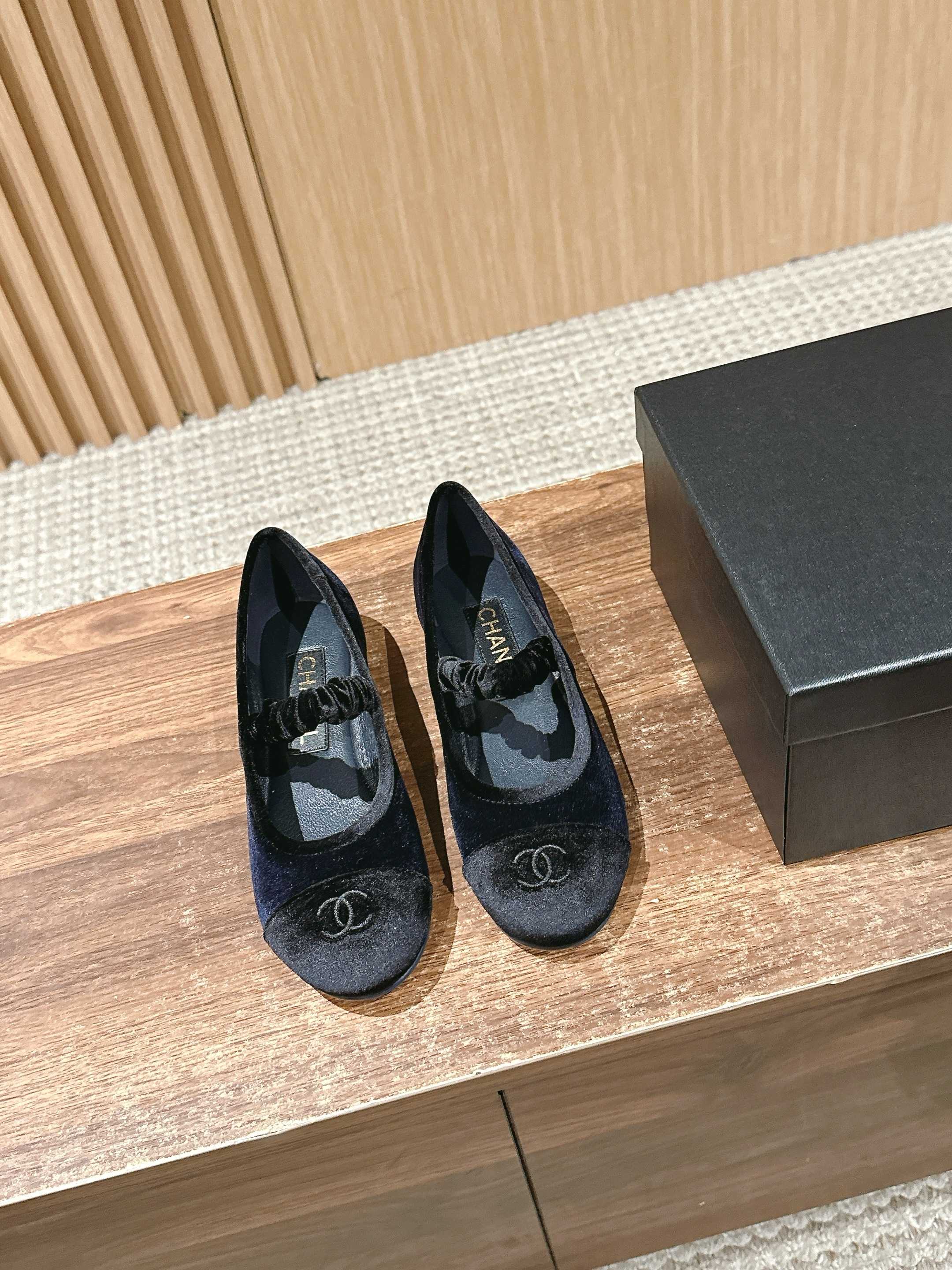 Новинка сезона весна/лето 2025 от Chanel - туфли Мэри Джейн из замши синего цвета.