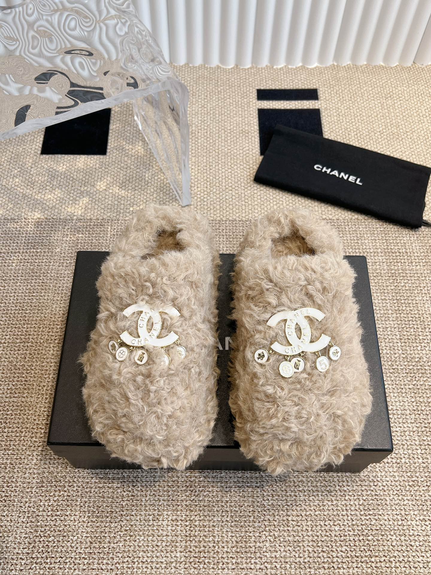 Меховые тапочки Chanel 2024 — кофейного цвета.