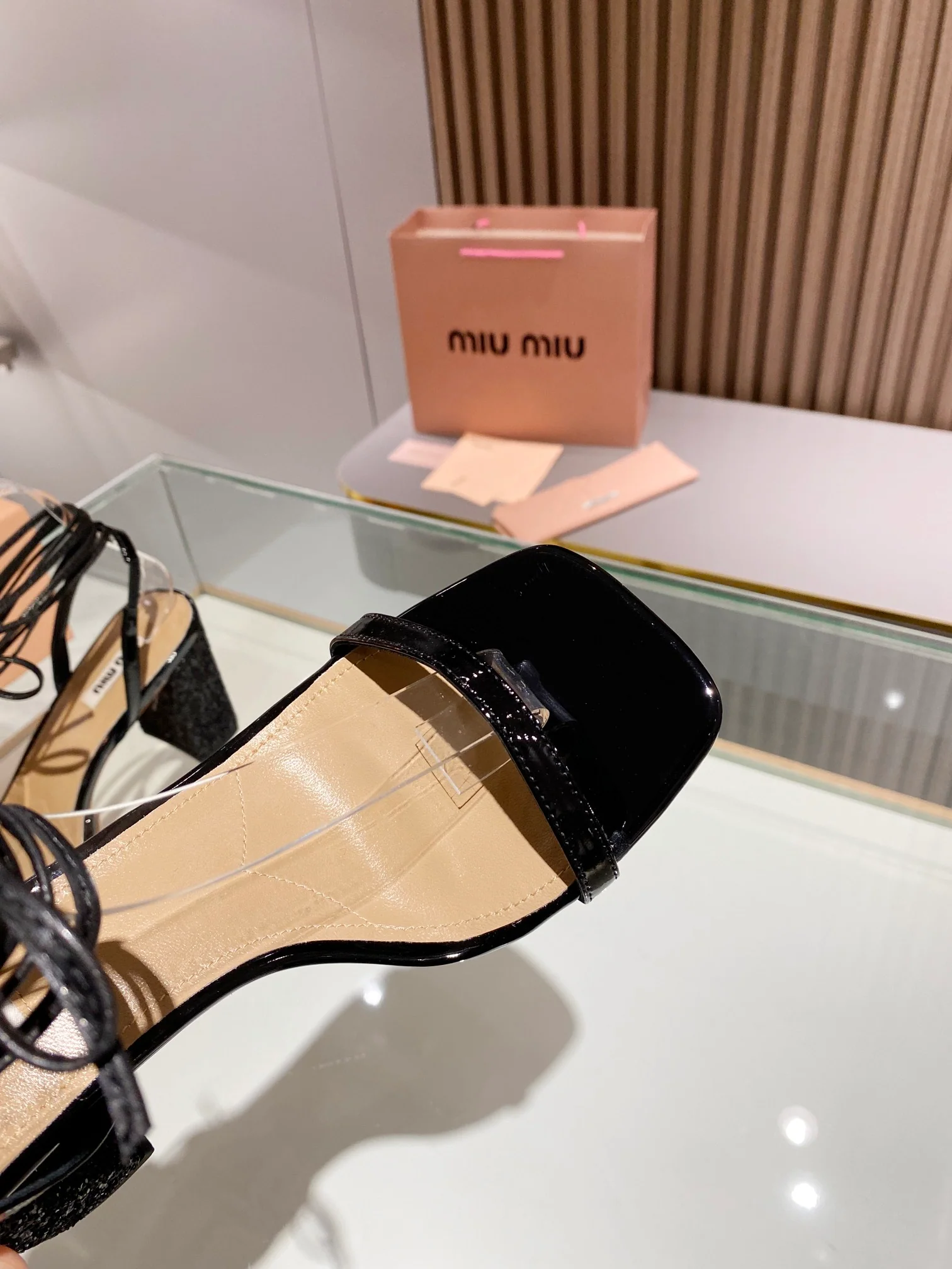 Новинка сезона весна/лето 2023 от Miu Miu - Босоножки на высоком каблуке с ремешками - 8-5 см - Черные