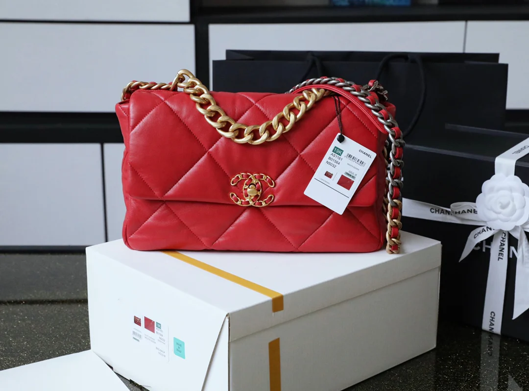 Сумка Chanel 19 — средний размер, красная.