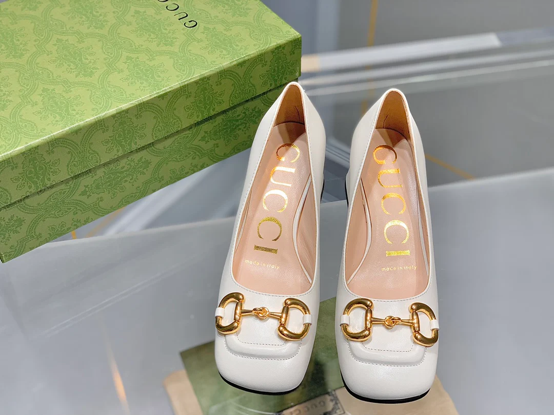 Весенняя коллекция Gucci 2021 — Босоножки на массивном каблуке с пряжкой в ??виде конской уздечки — 3