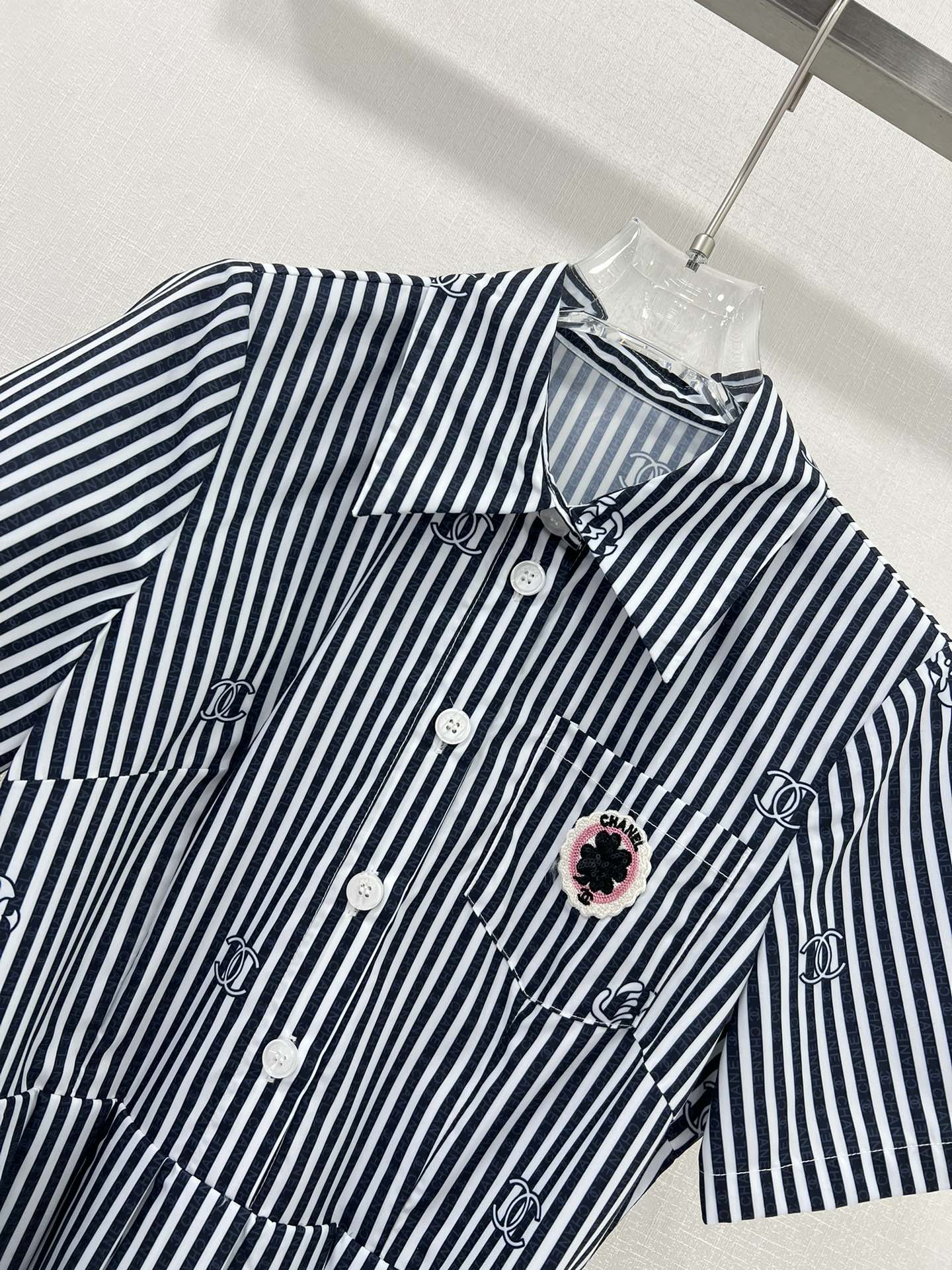 Новый комбинезон Chanel весна/лето 2024 с короткими рукавами, украшенный пайетками и принтом — в полоску.